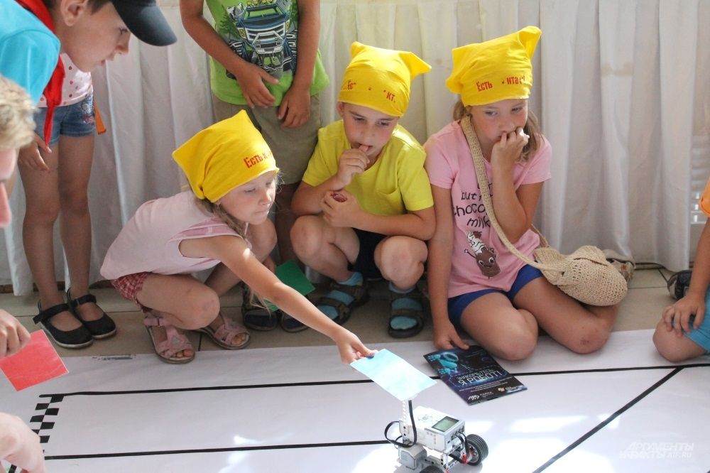 В соревнованиях, где роботы ходят по лабиринту, принимают участие даже девочки