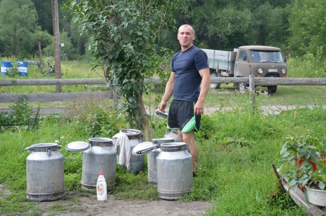 Городской житель Иван Копылов умело справляется с хозяйством.