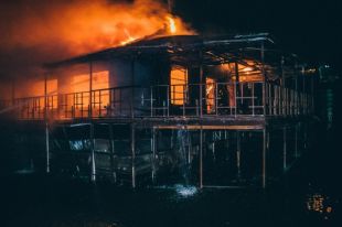 Ночной пожар на барже на Рыбальском острове в Киеве