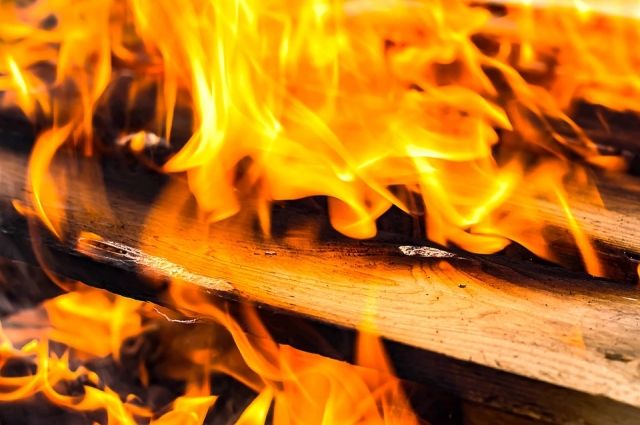 В Муравленко горел двухэтажный дом