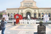 Сегодня на центральной площади Еревана ничего не напоминает о тех страстях, что кипели тут весной.