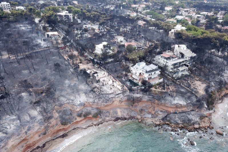 Вид с беспилотника на пострадавший от пожаров район в Греции.