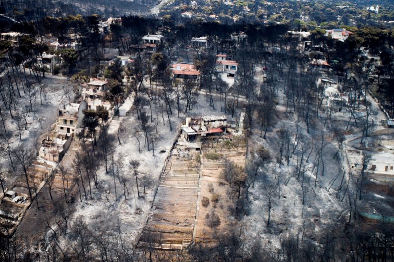 Вид с беспилотника на пострадавший от пожаров район в Греции.