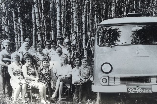 Во времена СССР бывшие жители деревни Кажакуль регулярно приезжали на малую родину - на снимке посиделки на месте деревни в 1981 году. 
