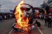 Активисты сжигают изображение президента Филиппин Родриго Дутерте в городе Кесон, Манила, Филиппины.