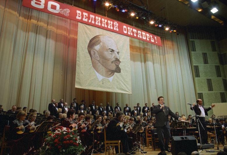 Торжественный вечер, посвященный 80-летию Великой Октябрьской социалистической революции. Выступает народный артист СССР Иосиф Кобзон. 1997 год.