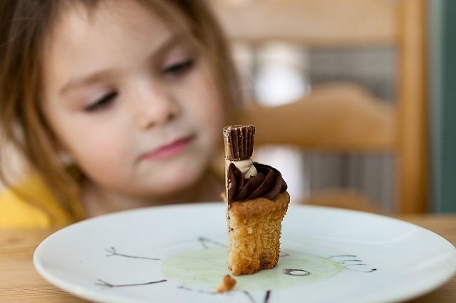 Эксперты считают, что одна из причин детского ожирения - неправильное отношение к вопросу родителей: если проблема существует, то ограничивать в калорийной еде и ребенка с лишним весом, и всю семью - норма. 