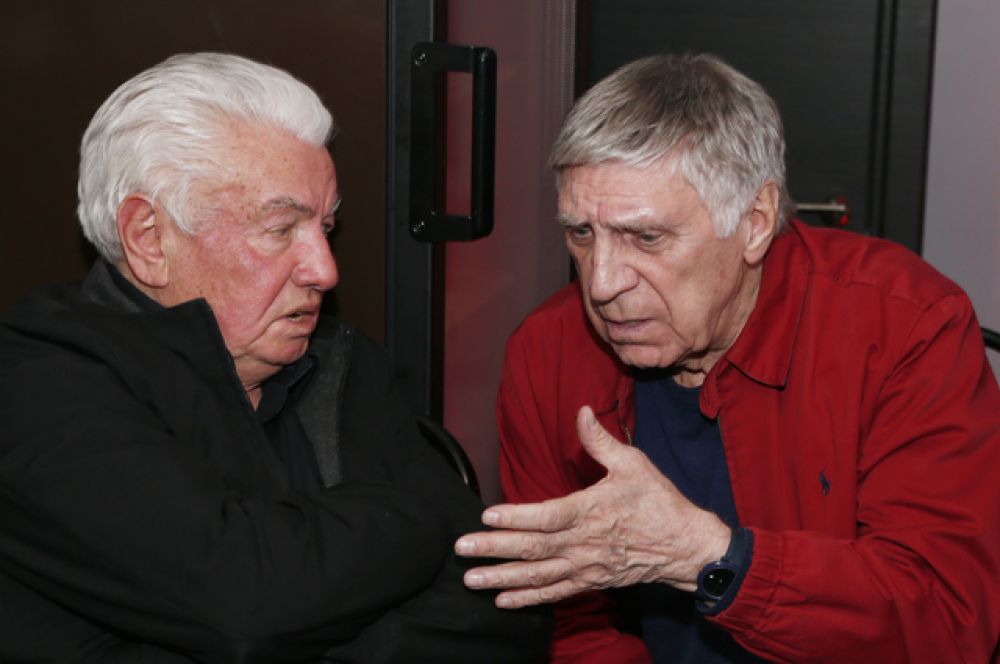 Писатель Владимир Войнович (слева) и поэт Игорь Кохановский во время прямого эфира ньюзикла «Господин Хороший» на канале «Дождь».