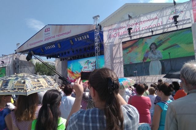 Диана Гурцкая поет на площади 400-летия Тюмени