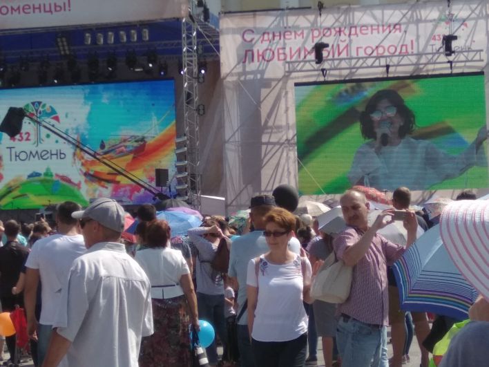 Диана Гурцкая на площади 400-летия Тюмени.