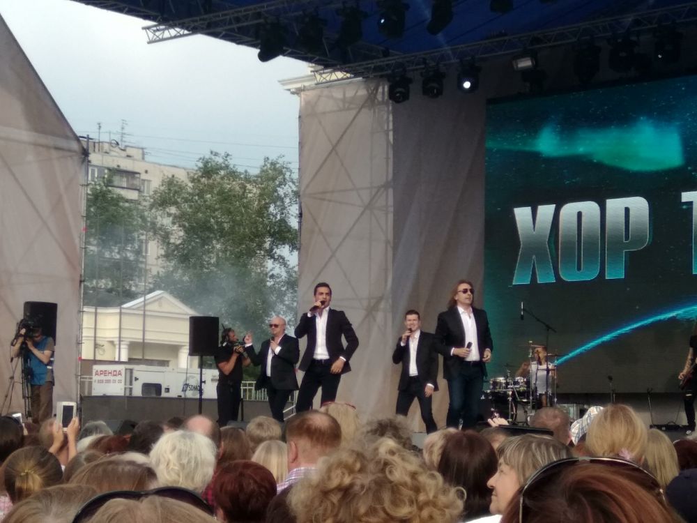 Концерт музыкального коллектива Хор Турецкого, Площадь 400-летия.