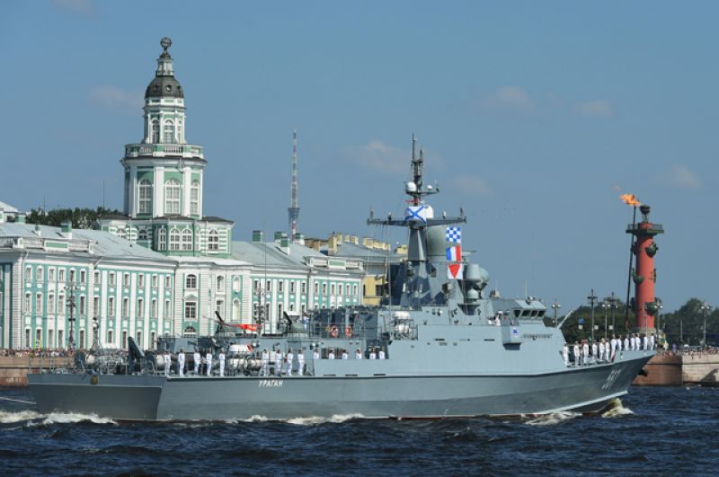 Малый ракетный корабль «Ураган» на главном военно-морском параде в Санкт-Петербурге