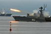 Малый противолодочный корабль (МПК) выполняет стрельбу реактивной бомбометной установкой (РБУ) на праздновании Дня Военно-Морского Флота во Владивостоке.