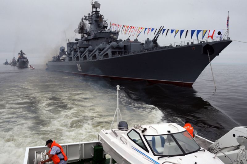 Ордена Нахимова гвардейский ракетный крейсер «Варяг» на праздновании Дня Военно-Морского Флота во Владивостоке.