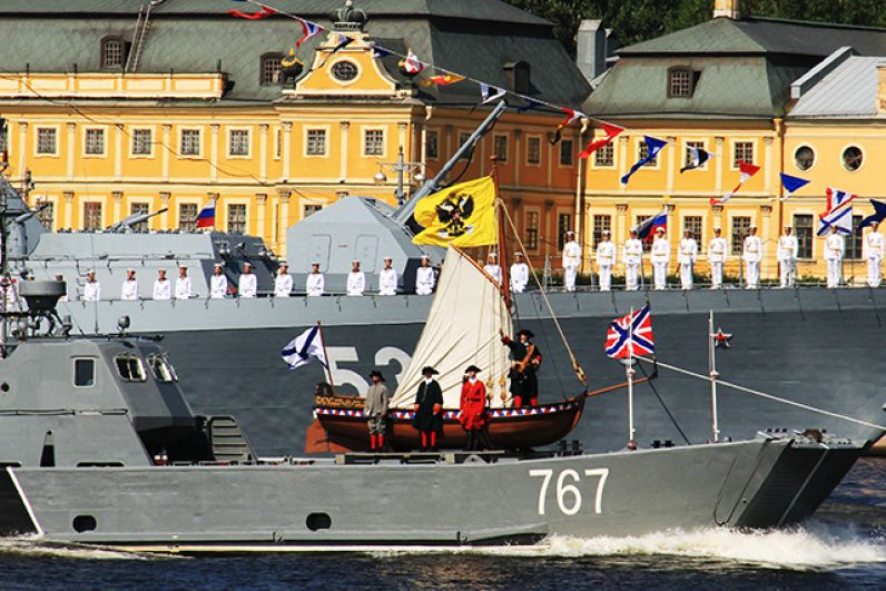 В этом году в смотре приняли участие более четырёх тысяч моряков Балтийского, Северного, Черноморского флотов и Каспийской флотилии.