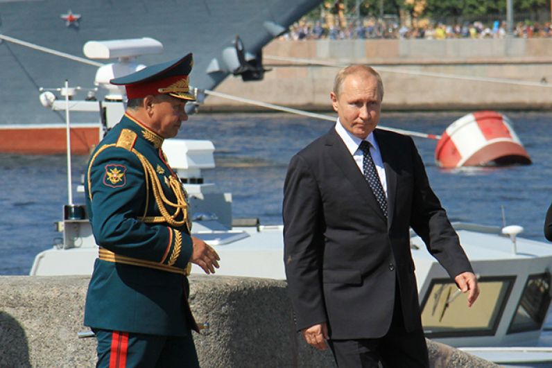 Президент России Владимир Путин поздравил моряков с Днём военно-морского флота.