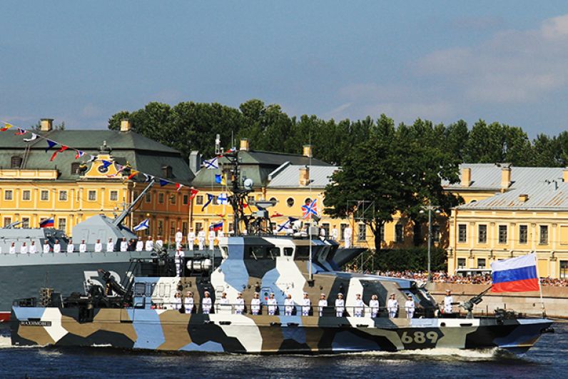 В торжественном смотре приняли участие более 40 боевых кораблей и катеров различных классов.