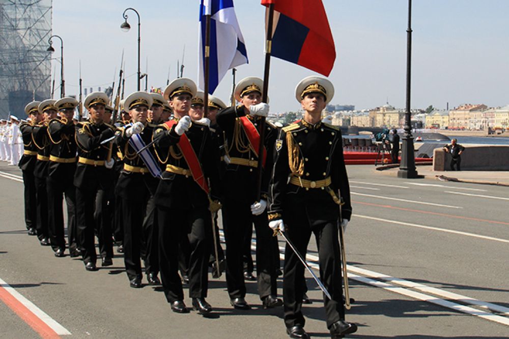 Сегодня на всех флотах ВМФ РФ чествуют военных моряков.