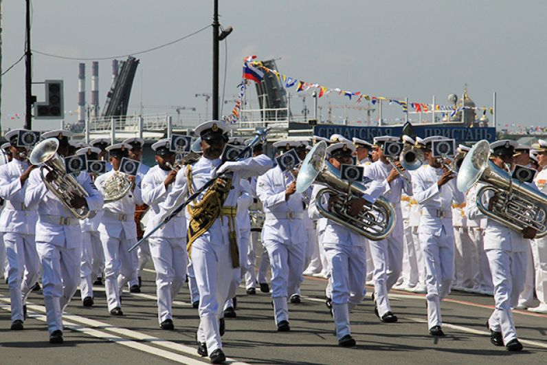 По набережной прошли военные оркестры.