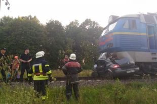 Под Киевом поезд врезался в авто и протащил его километр: погибли люди