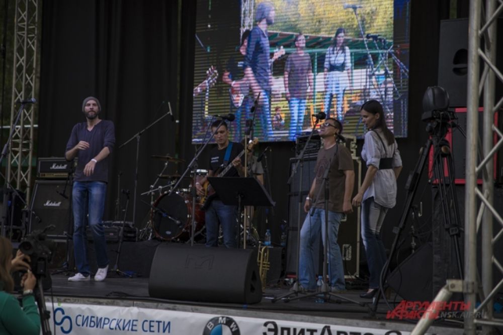 На сцене выступали десятки сибирских групп, в том числе «Коридор» «Иван-Кайф» и «Проверено». А еще приехали гости из Украины и Белоруссии — трибьют-команда AC/DC и Trubetskoy.