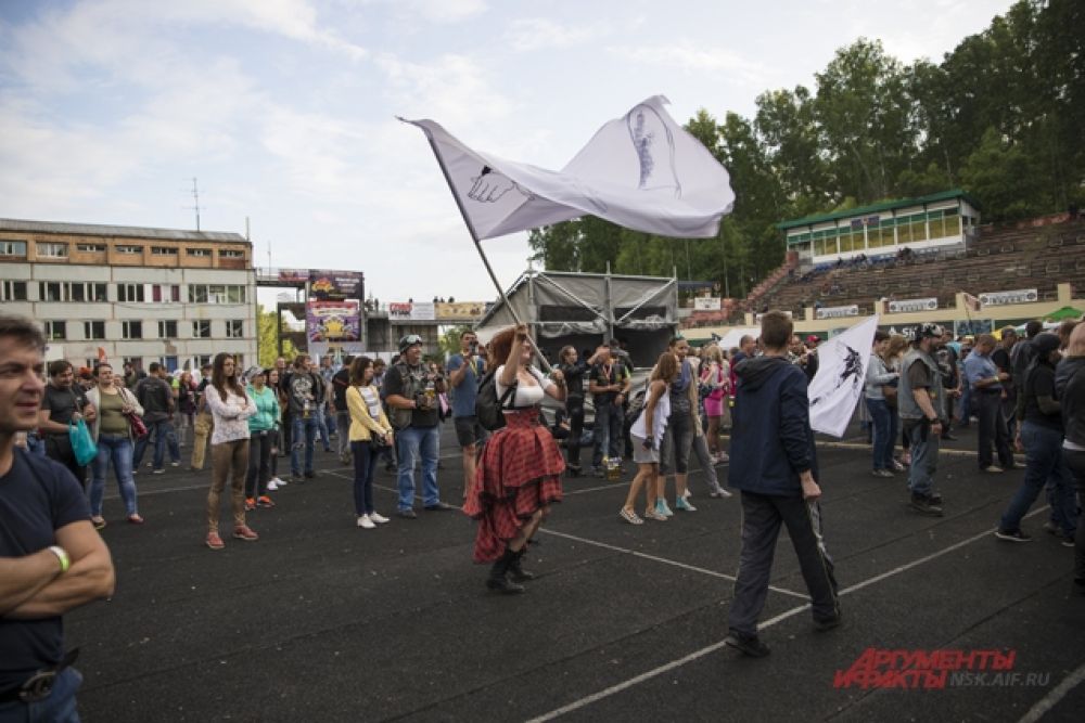 Кроме всего прочего на фестивале прошли соревнования: по маневрированию, медленной езде и трюкам (стантрайдингу). Фанатам тоже было чем заняться.