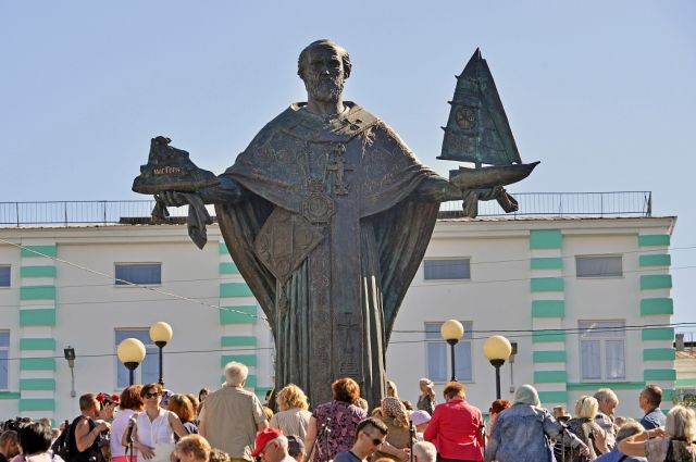 Памятник Святителю Николаю установлен на лестнице в районе дома № 20 по улице Воровского.