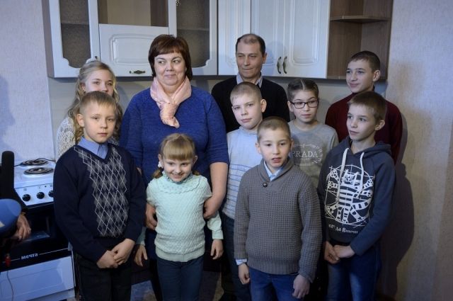 В Челябинской области многодетным семьям предоставляют разные возможности для улучшения жилищных условий. Так, семье Бадерко подарили 6-комнатную квартиру.
