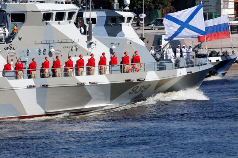 Моряки на борту корабля на главном военно-морском параде в Санкт-Петербурге.