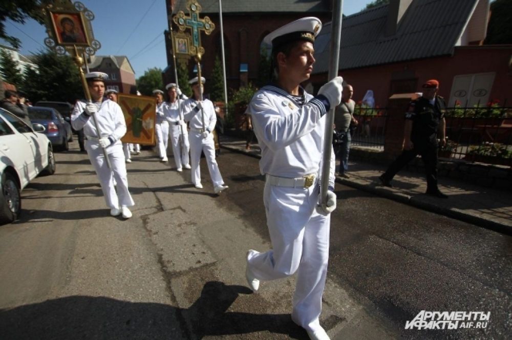 Крестный ход от собора к памятнику Петру I.