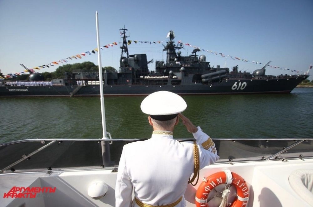 В праздновании дня ВМФ приняли участие свыше 40 боевых кораблей, судов обеспечения и быстроходных лодок Балтийского флота.