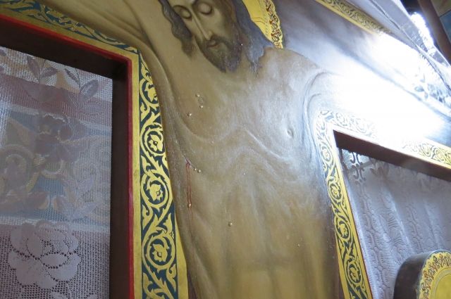 На изображении тела Иисуса Христа, распятом на кресте, священнослужители обнаружили капельки