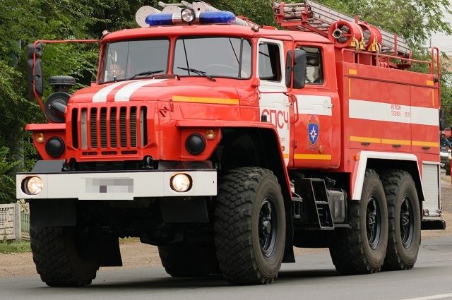 В Орске ночью 6 пожарных тушили подожженный автомобиль.