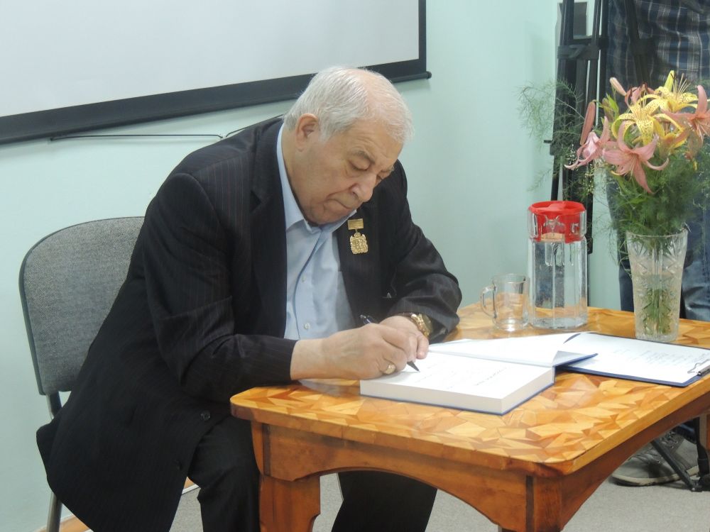 В подарок сельчанам Миндиашвили привез свои книги и подписал несколько экземпляров.