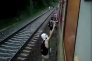 В ходе атаки на электричку в Киеве пассажиры отравились парами краски