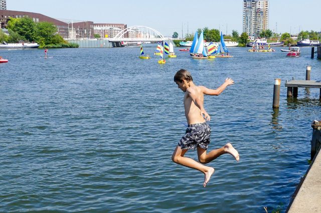 Вода в водоемах москвы. Девочка купается без верха. Спасаем лето.