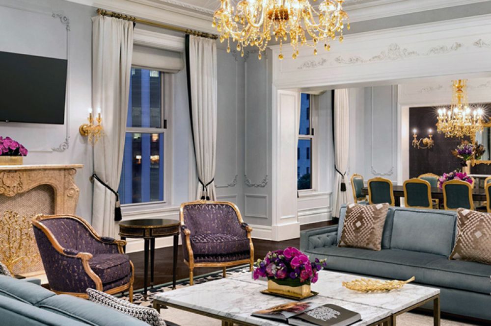Royal Suite, The Plaza, Нью-Йорк — 40 000 долларов за ночь. Королевский люкс в одном из старейших отелей Нью-Йорка декорирован в стиле Людовика XV: бархатные диваны, массивные люстры и роскошный текстиль. В распоряжении гостей полностью оборудованная кухня, столовая на 12 человек и библиотека.