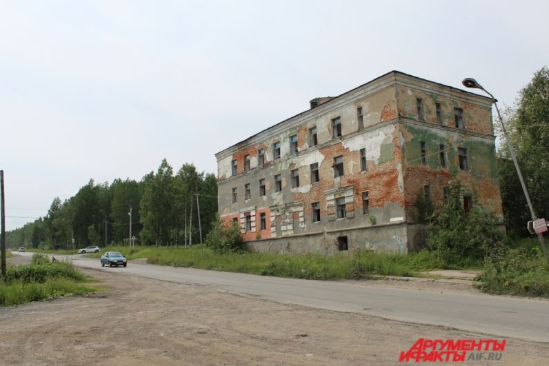 Здание стоит на перекрёстке улиц Советской и Народной памяти.