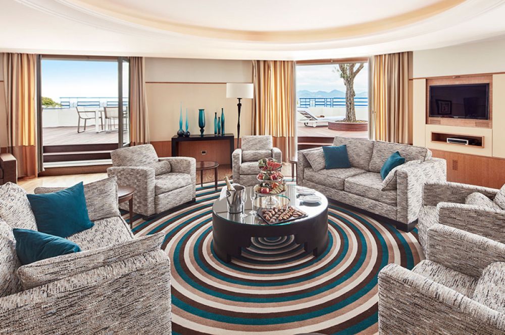 Penthouse Suite, Grand Hyatt Hotel Martinez, Канны — 53 200 долларов за ночь. В люксе на седьмом этаже роскошного отеля Martinez в Каннах можно насладиться видом на море и набережную Круазетт с панорамной террасы, а также оригиналами Матисса и Пикассо, украшающими стены.