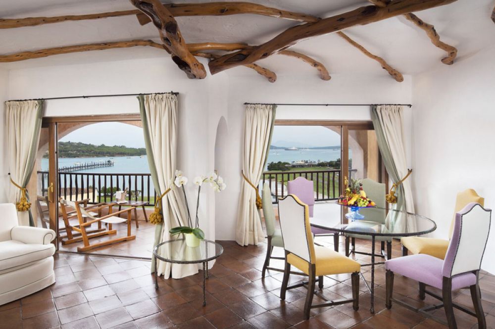 Penthouse Suite, Hotel Cala Di Volpe, Сардиния — 41 177 долларов за ночь. Расположенный на Изумрудном побережье Сардинии, где предпочитают отдыхать богатейшие люди мира, отель Cala di Volpe предлагает гостям люкс с тремя спальнями, двумя гостиными и винным погребом.