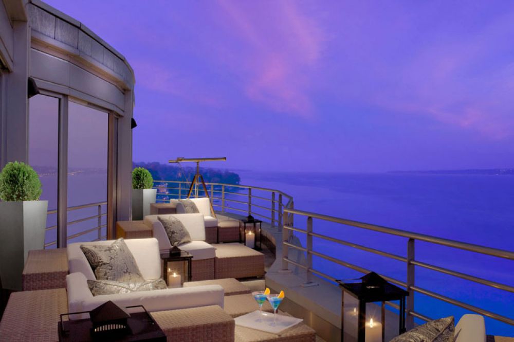 Royal Penthouse Suite, President Wilson Hotel, Женева — 80 000 долларов за ночь. Пентхаус с 12 спальнями в отеле President Wilson в Женеве занимает весь восьмой этаж, откуда открывается потрясающий вид на Женевское озеро и гору Монблан. Для удобства гостей предусмотрена большая гардеробная, ванная комната с отделкой из мрамора, джакузи, рояль Steinway, бильярд Brunswick 1930 года, коллекция книг, а также частный тренажерный зал.