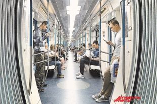 Инновационный поезд метро 765-й серии «Москва» со сквозным проходом через весь состав.