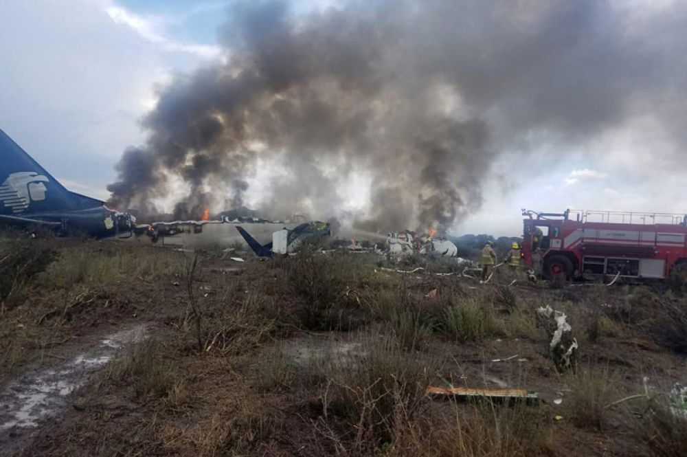 Около 16.00 самолет Aeromexico упал после взлета из аэропорта Дуранго в Мехико, он перевозил на борту 97 пассажиров и четырех членов экипажа.