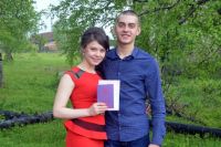 Анастасия Карелина в мае закончила девятый класс, а её друг Геннадий Симонов работает на пилораме. 