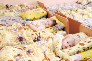 КГГА сообщает, что в столичных детсадах не хватает воспитателей
