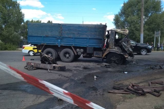 В Оренбурге в тройном ДТП погибли два человека, сгорел «КамАЗ»