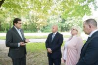Губернатор (слева) предложил дать парку «Реадовка» статус лесопаркового «зелёного пояса».