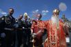 Военнослужащие и священнослужители во время крестного хода в день памяти святого пророка Илии на Крастной площади в Москве.
