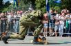 Служащий Воздушно-десантных войск в Парке культуры и отдыха имени Юрия Гагарина в Симферополе.