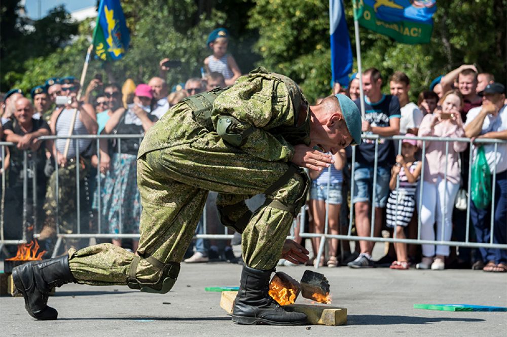 Служащий Воздушно-десантных войск в Парке культуры и отдыха имени Юрия Гагарина в Симферополе.